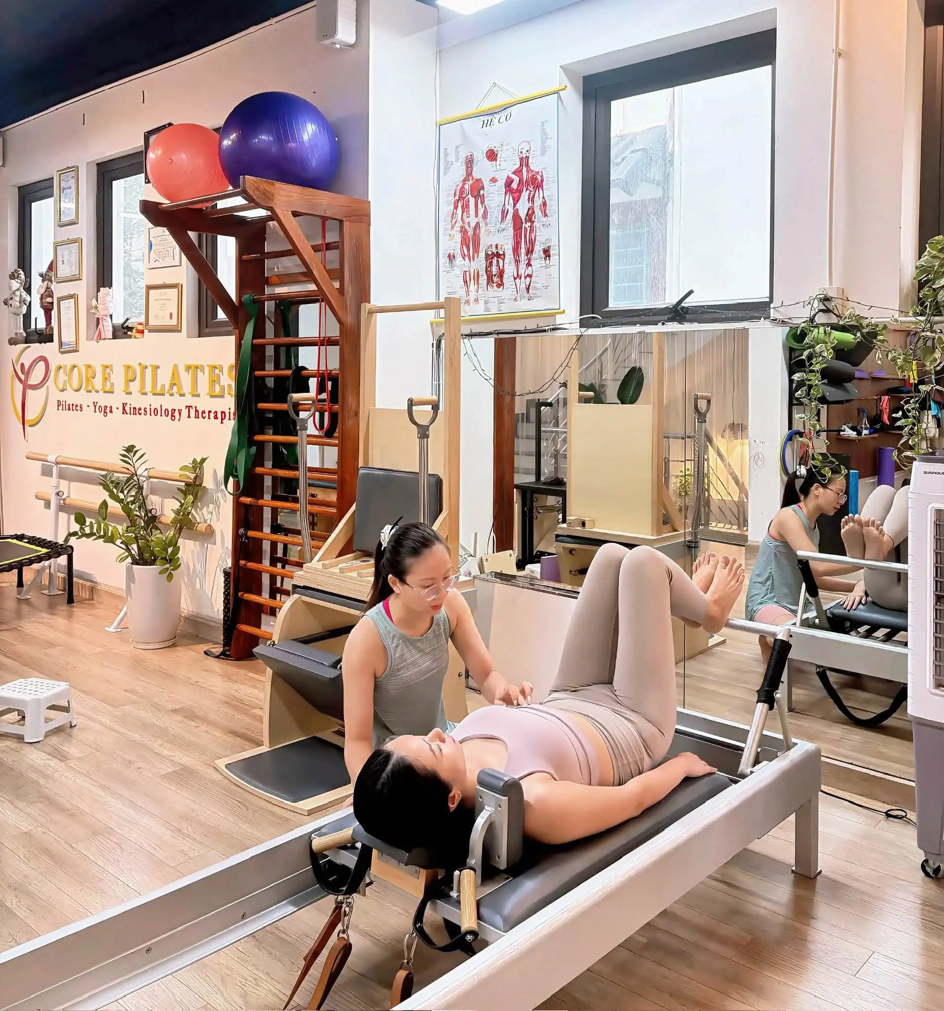 Huấn luyện viên Core Pilates trong một khóa đào tạo Pilates quốc tế