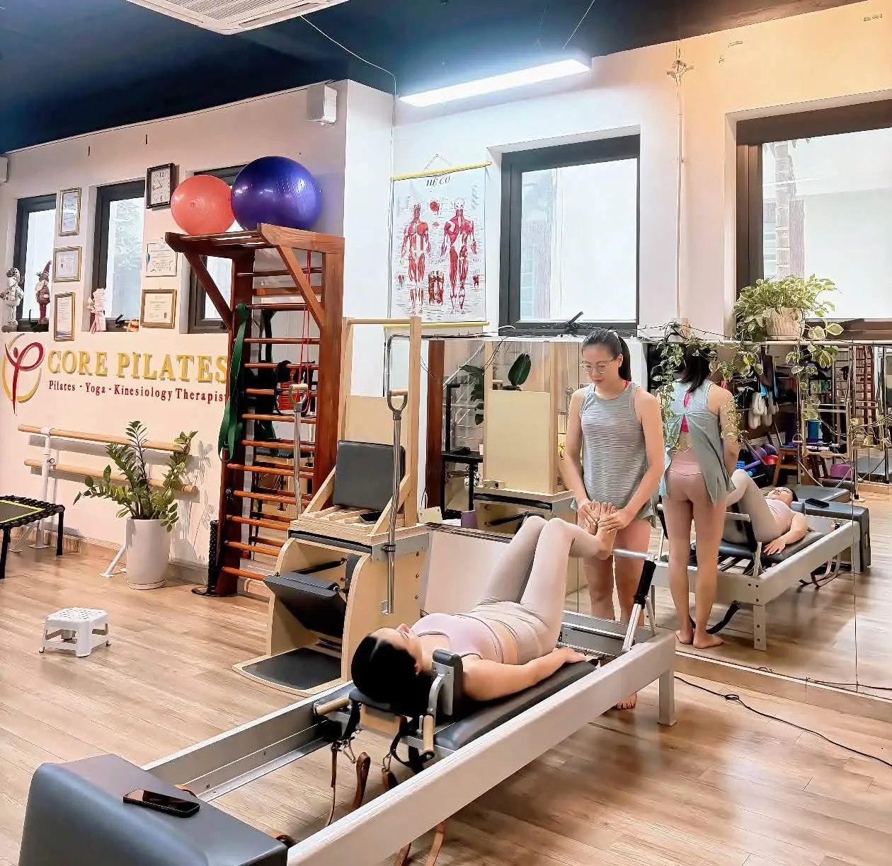 Hội viên mới tập Pilates trên máy Reformer tại Core Pilates