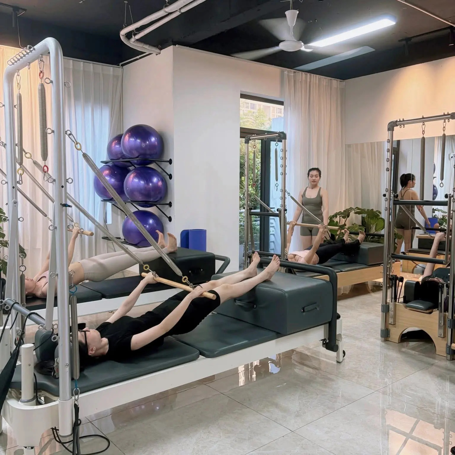 Hội viên tập luyện với thiết bị Pilates tại Core Pilates Hà Đông